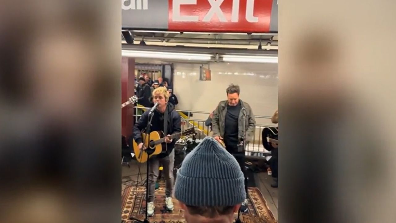 I Green Day concerto nella metropolitana di New York : Jimmy Fallon si esibisce live per i fan | Video