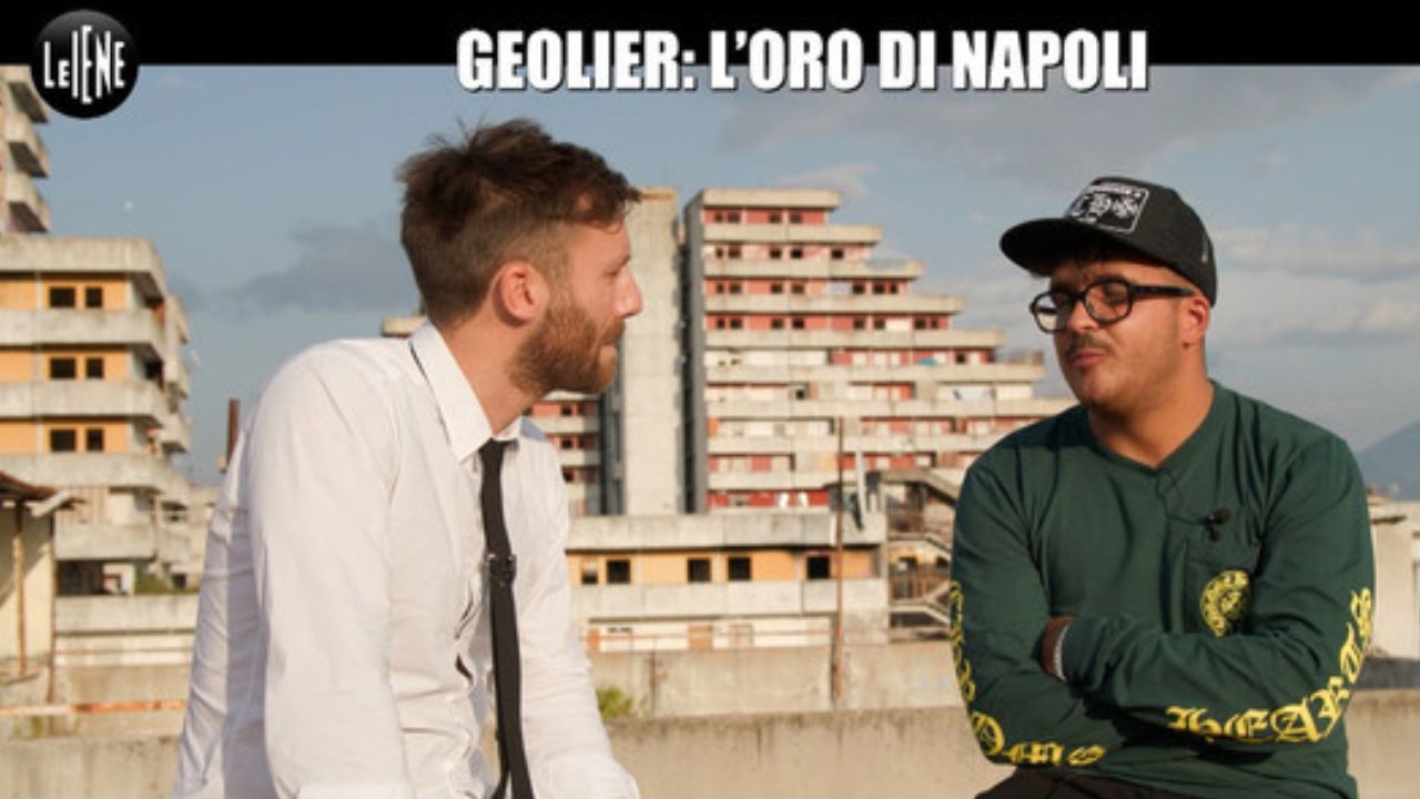 Le Iene, il rapper Geolier ha rischiato la “censura” a Sanremo 2024: la tuta del Napoli