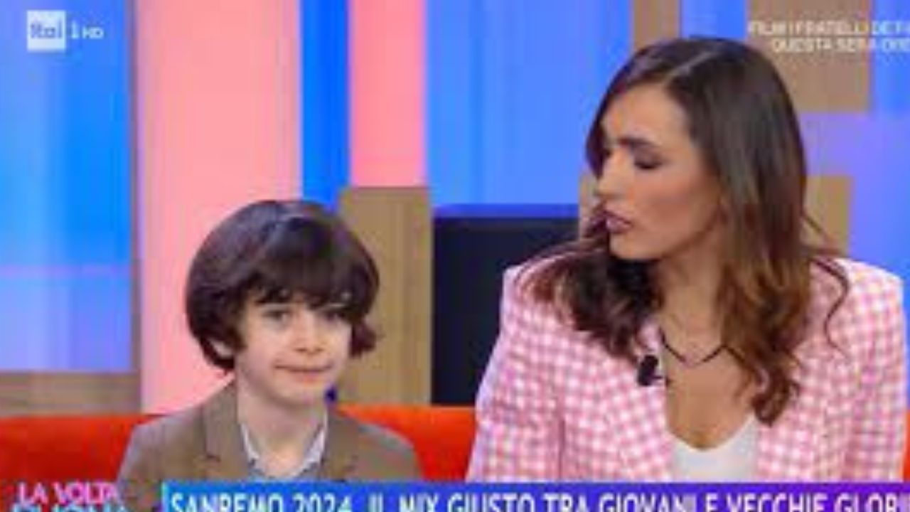 Il piccolo Giacomo Serrano D’Aversa a “La Volta Buona” sa tutti i brani di Sanremo: un vero prodigio