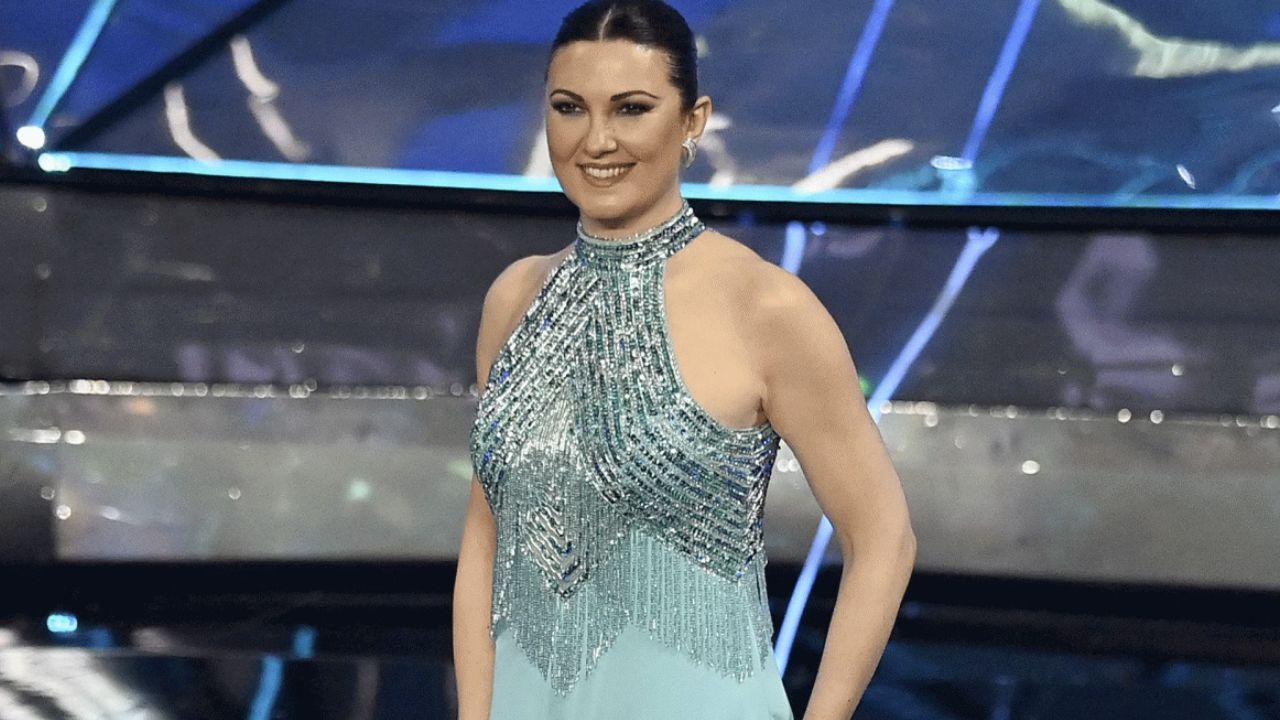 Giovanna Civitillo ruba la scena con il suo vestito verde acqua