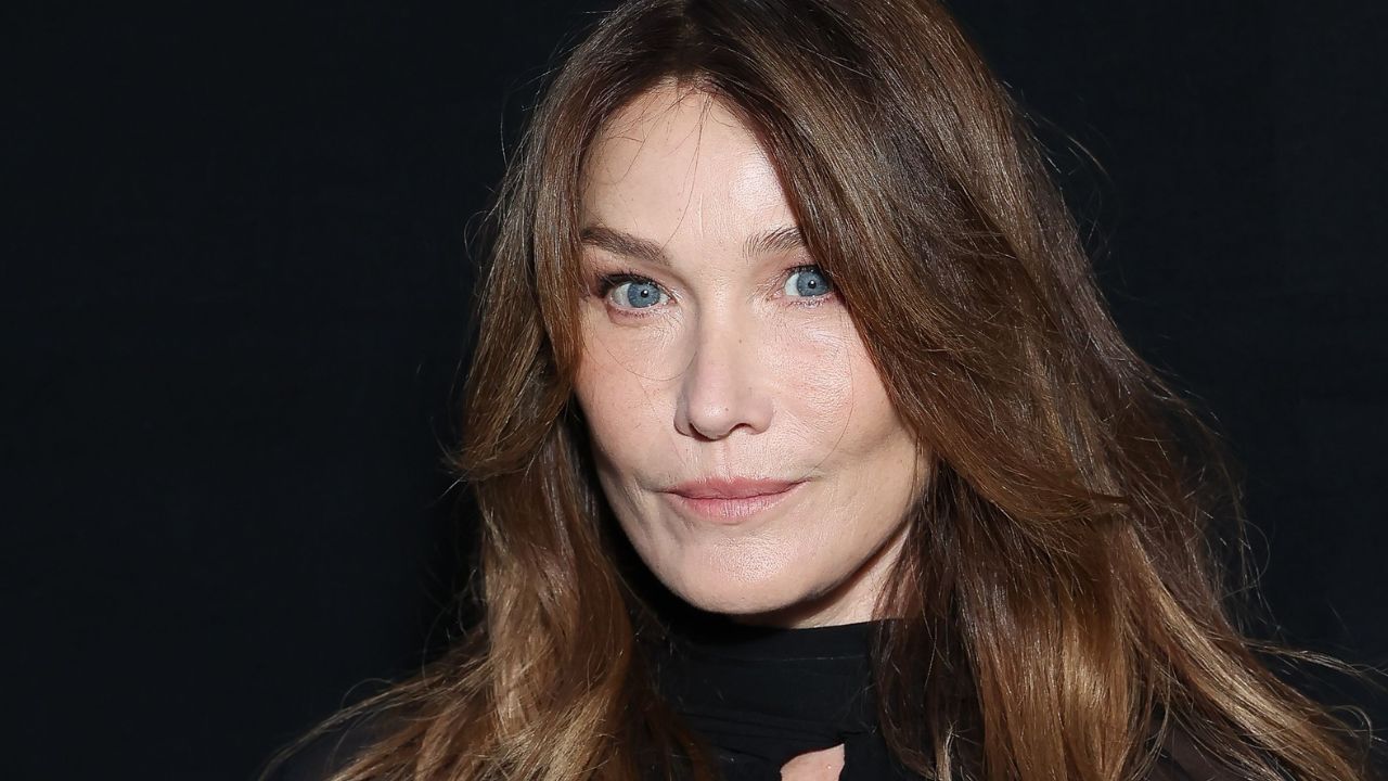 Carla Bruni sfida Andrea Delogu: ecco che le frecce arrivano dirette