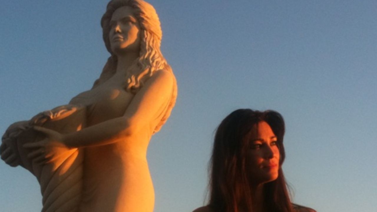 Stasera tutto è possibile: Dove hanno fatto la statua di Manuela Arcuri?