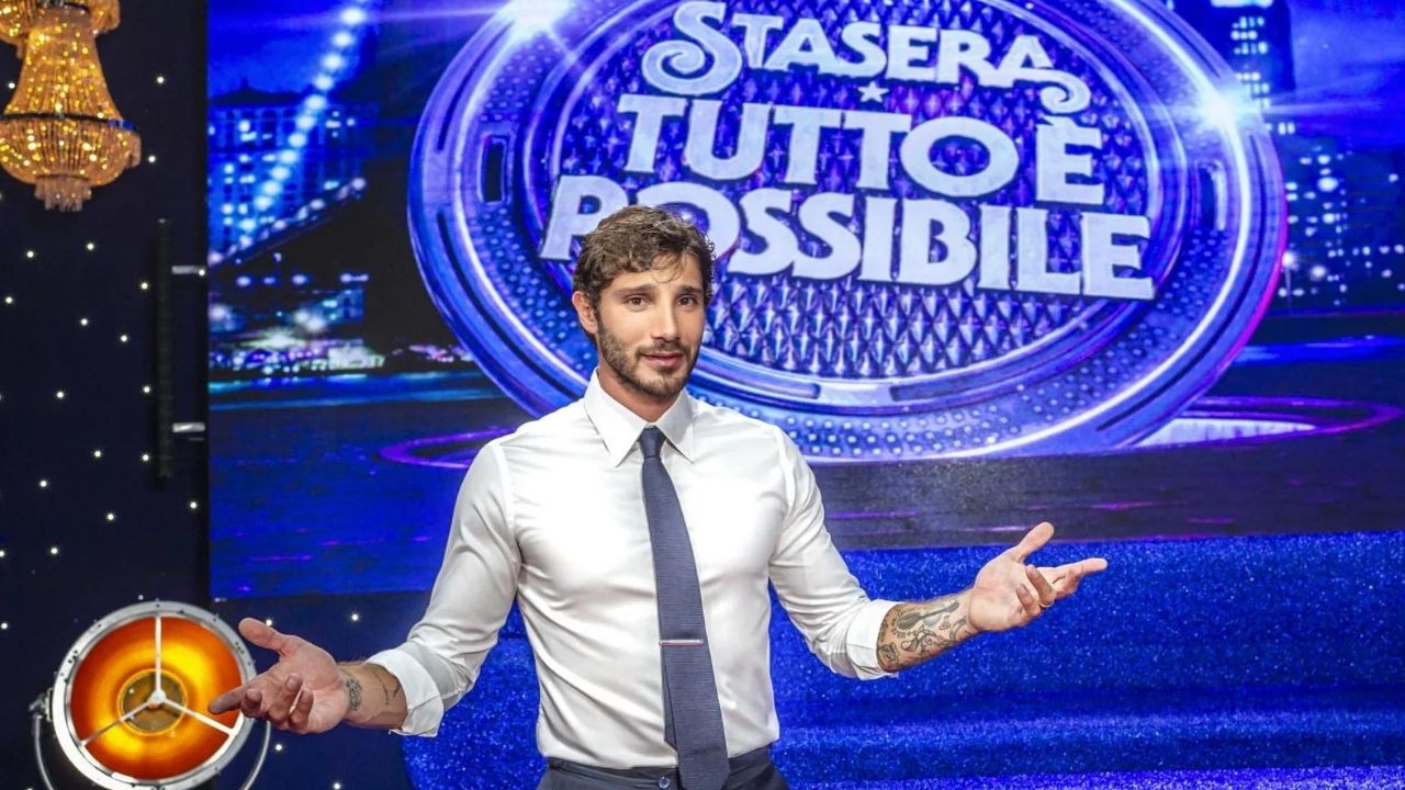 Stasera Tutto È Possibile anticipazioni e ospiti del 23 maggio 2024. De Martino chiude con il botto