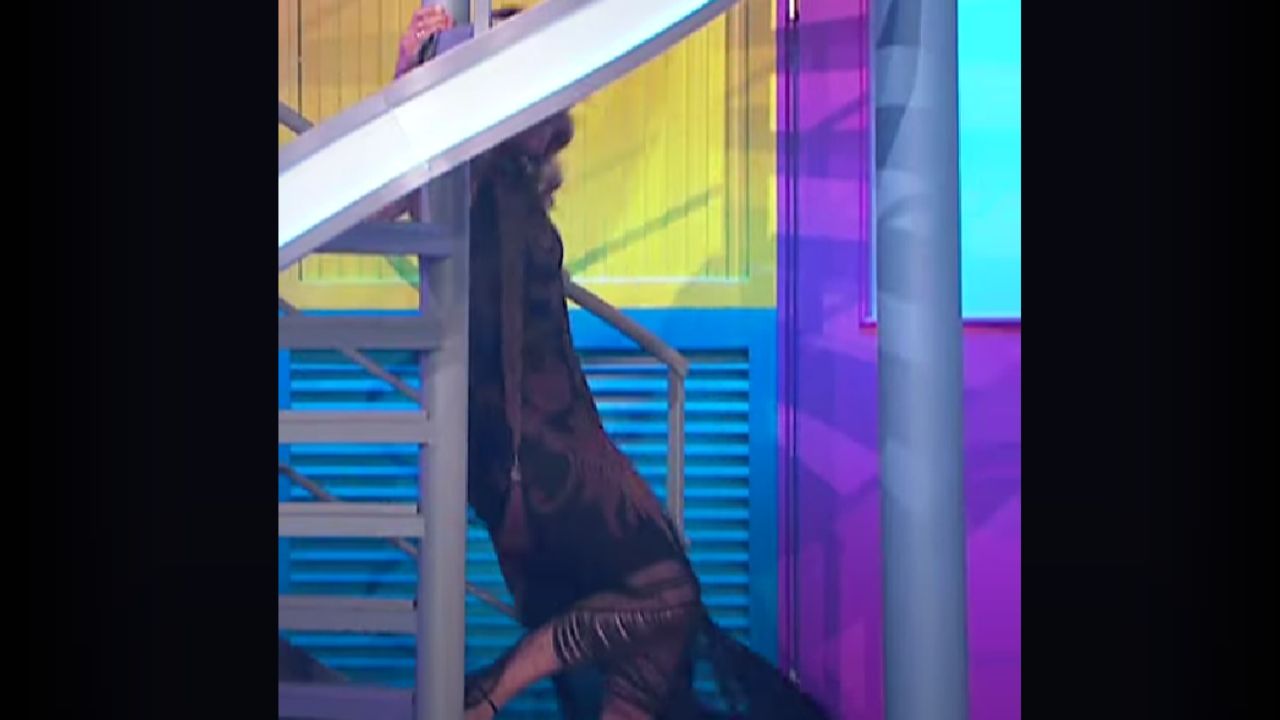 GialappaShow: Filippa Lagerback ha rischiato la caduta dalla scala. Come ha fatto ad evitarla
