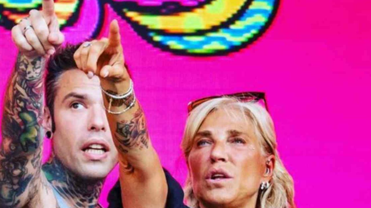 Fedez sotto attacco di Francesco Facchinetti: arriva mamma Annamaria a difenderlo