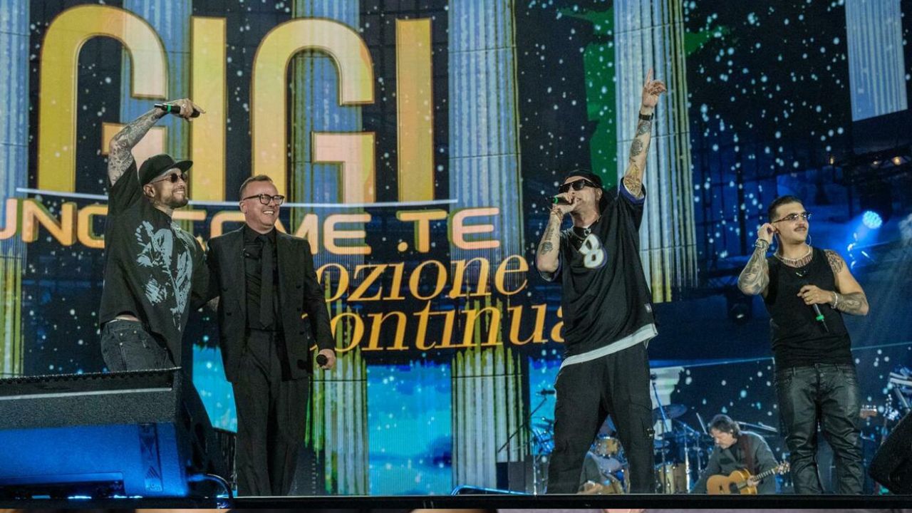 Gigi – Uno come te: Gué, Clementino e Geolier cantano con D’Alessio e il pubblico non si contiene